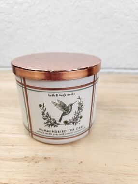 Bath & Body Works Candle White Barn Hummingbird Tea Cake 3 Wick 14.5 Oz